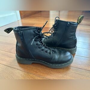 Dr. Martens Delaney boots kids size 3(US)